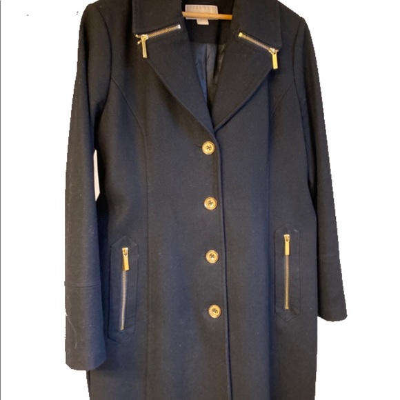 Classic & chic black winter coat with gold details - Picture 2 of 7